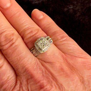 10K White Gold Diamond Cluster Ring